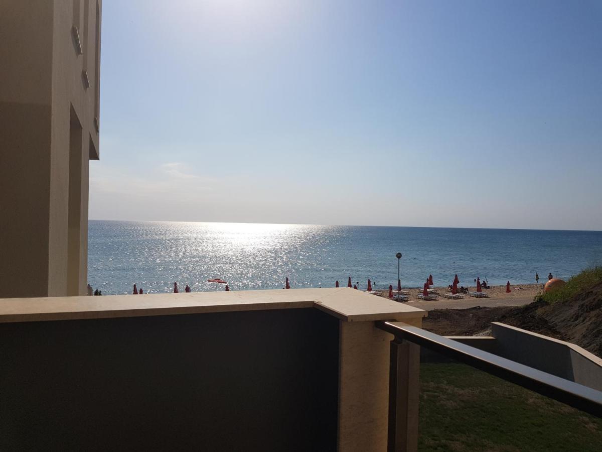 Dolphin Beach Apart Обзор Екстер'єр фото